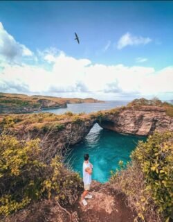 Broken Beach in West Nusa Penida featuring a natural limestone arch, turquoise ocean water, and spectacular coastal cliffs.
