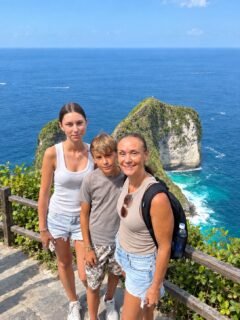 1 day 1 night nusa penida tour package 1 Tourists enjoying the spectacular view of Kelingking Beach and its iconic T-Rex-shaped cliff in Nusa Penida, Bali.